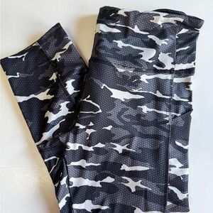 Vogo Athletica Black Gray Camo Capri Workout Activewear Leggings Women's Large